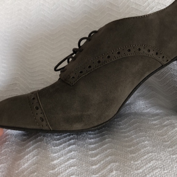 TAHARI Steel colored heels Sz 10 - Picture 3 of 9